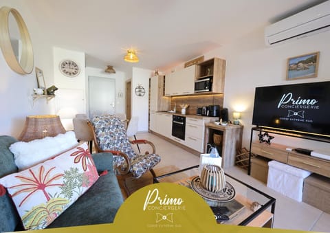TV and multimedia, Kitchen or kitchenette, Living room, Dining area, oven, air conditioner