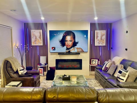 Communal lounge/ TV room, TV and multimedia, Living room, Decorative detail