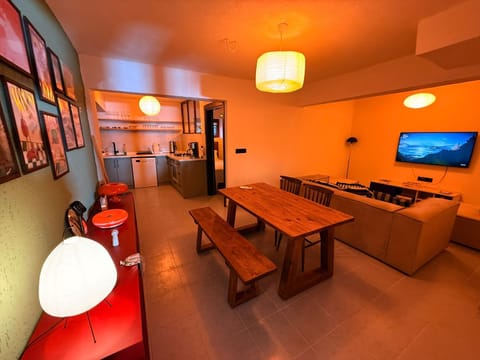 Communal lounge/ TV room, TV and multimedia, Kitchen or kitchenette, Living room, Seating area, Dining area, Evening entertainment