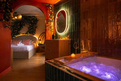 Bed, Hot Tub, Bathroom, Photo of the whole room, Bedroom, Bath