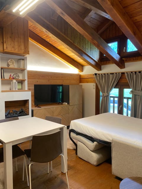 Day, Natural landscape, Living room, Seating area