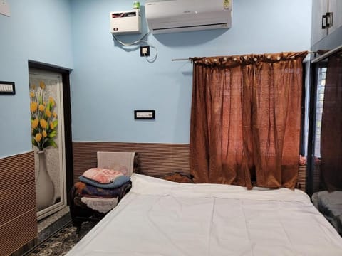 Bed, Photo of the whole room, Bedroom, air conditioner