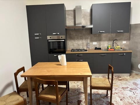 Kitchen or kitchenette, Dining area, oven, stove