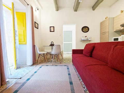 Kitchen or kitchenette, Living room, Seating area, Dining area