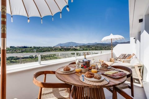 Day, Natural landscape, Balcony/Terrace, Balcony/Terrace, Dining area, Mountain view