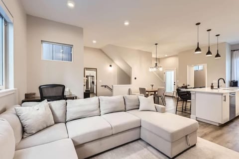 Kitchen or kitchenette, Living room, Seating area, Dining area, pet friendly