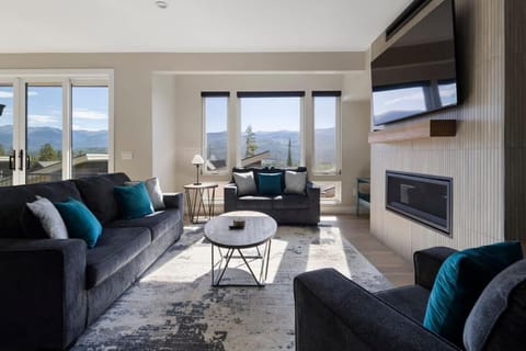 TV and multimedia, Living room, Seating area, Mountain view, fireplace