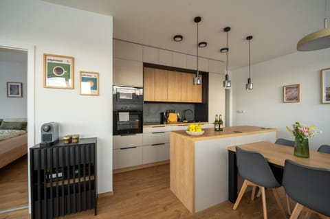 Coffee/tea facilities, Kitchen or kitchenette, Food and drinks, Dining area, Alcoholic drinks, kitchen, kitchen