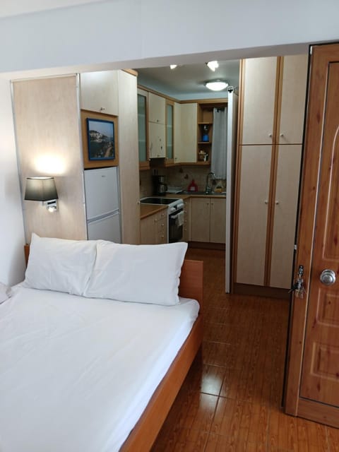 Bedroom, kitchen