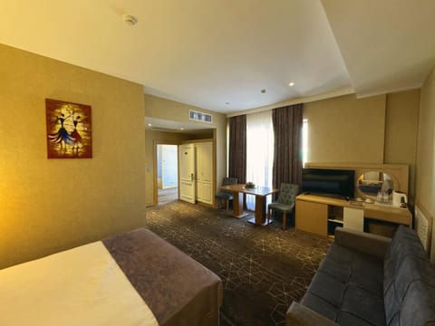 Bed, TV and multimedia, Coffee/tea facilities, Living room, Photo of the whole room, Seating area, Bedroom, hair dresser, minibar
