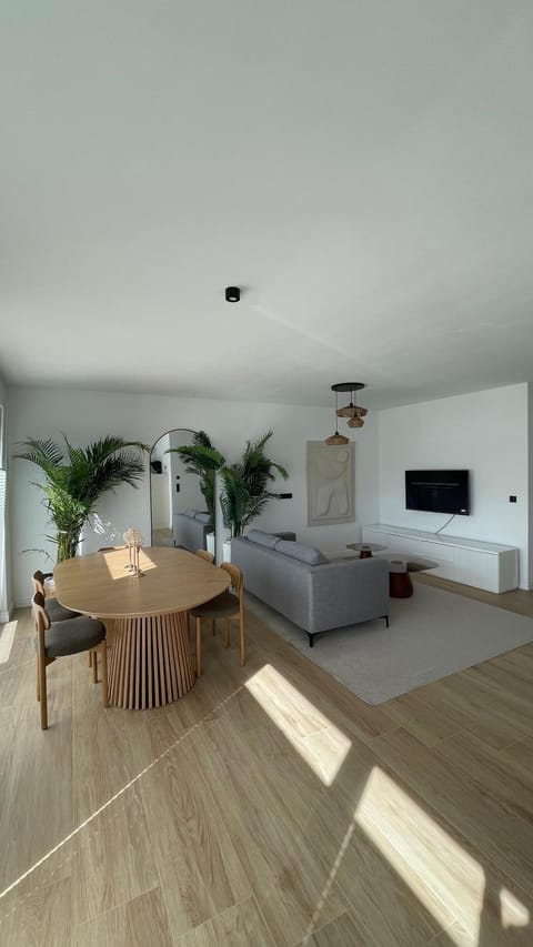 Communal lounge/ TV room, TV and multimedia, Living room, Seating area, Evening entertainment