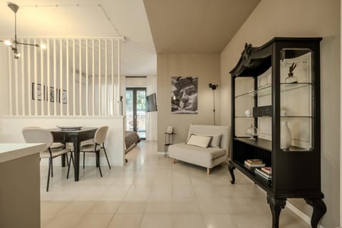 View (from property/room), Photo of the whole room, Seating area, Dining area, internet, air conditioner