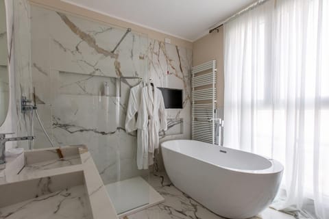 Shower, Bathroom, TV and multimedia, Bath, towels