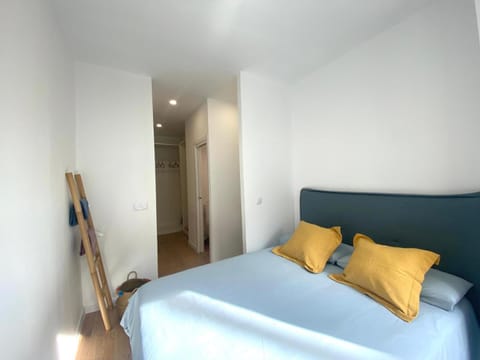 Bed, Decorative detail, Bedroom, towels