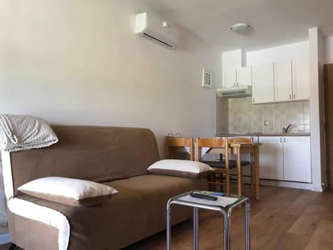Summer, Living room, Seating area, Dining area