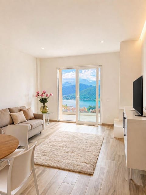 Communal lounge/ TV room, Natural landscape, TV and multimedia, Living room, Seating area, Mountain view