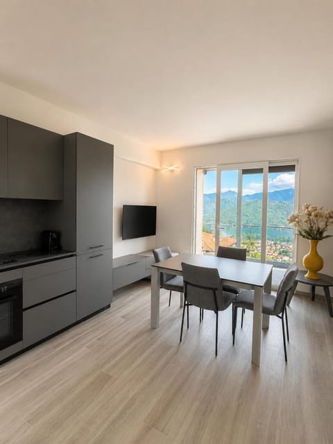 Communal lounge/ TV room, Natural landscape, TV and multimedia, Kitchen or kitchenette, Living room, Seating area, Dining area, Evening entertainment