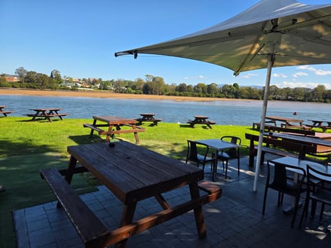 Restaurant/places to eat, River view