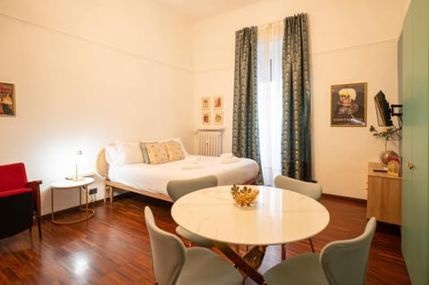 Bed, TV and multimedia, Living room, Photo of the whole room, Seating area, Bedroom