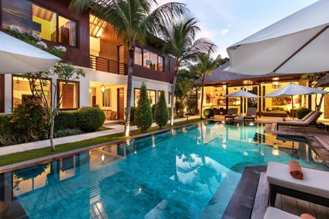 Property building, Night, Garden, Garden view, Garden view, Pool view, Pool view, Swimming pool, sunbed
