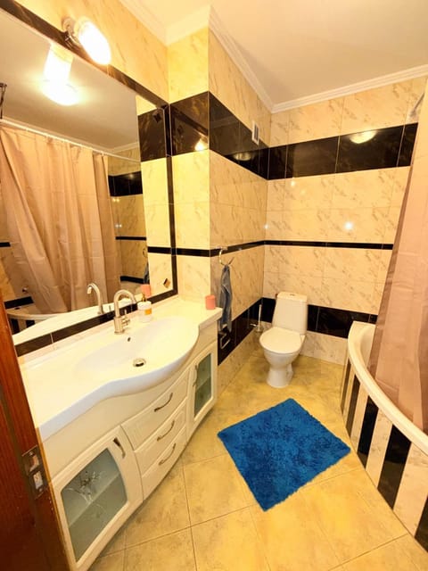 Shower, Toilet, Bathroom, Bath, towels