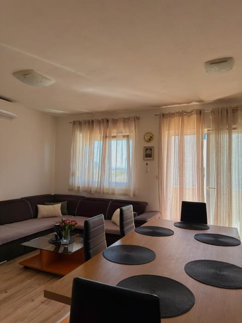 Living room, Seating area, Dining area, air conditioner