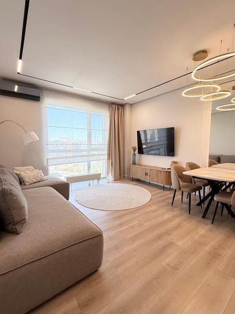 Communal lounge/ TV room, TV and multimedia, Living room, Seating area, Dining area