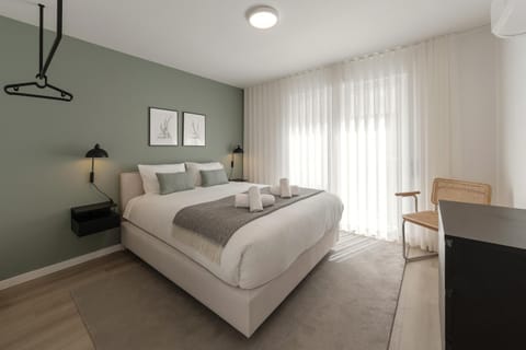 Bed, Photo of the whole room, Decorative detail, Bedroom, towels