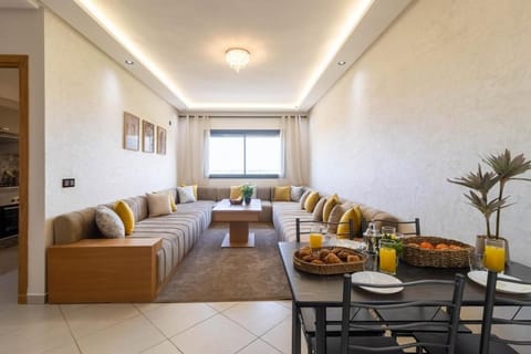 Seating area, Dining area, Food