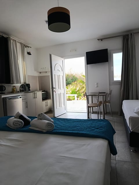 Bed, TV and multimedia, Kitchen or kitchenette, Photo of the whole room, Dining area, Bedroom, towels