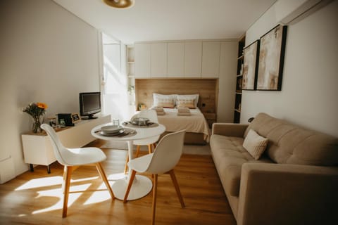 Bed, TV and multimedia, Living room, Photo of the whole room, Seating area, Dining area, Bedroom