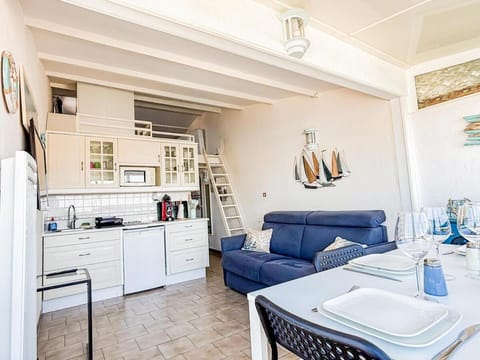 Kitchen or kitchenette, Seating area, Dining area