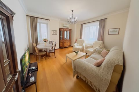 TV and multimedia, Living room, Photo of the whole room, Seating area, internet
