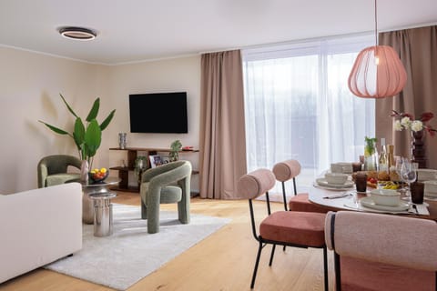 TV and multimedia, Living room, Photo of the whole room, Seating area, Dining area