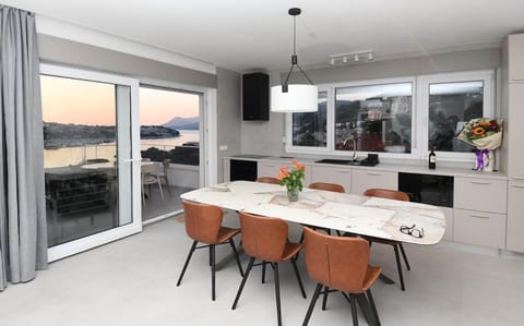 View (from property/room), Balcony/Terrace, Dining area, Sea view, kitchen