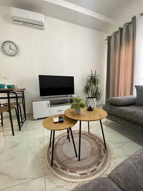 Communal lounge/ TV room, TV and multimedia, Living room, Seating area, Evening entertainment, air conditioner