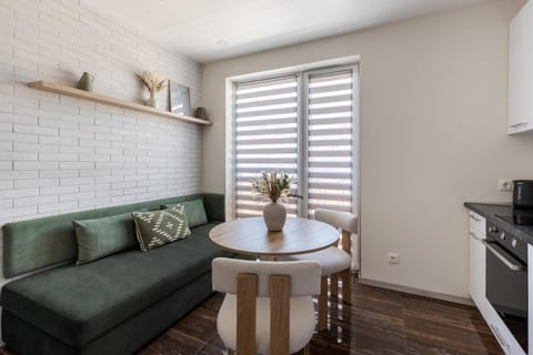 Kitchen or kitchenette, Living room, Seating area, Dining area, pet friendly, stove