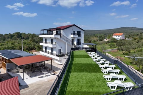 Property building, Patio, Spring, Day, Natural landscape, Balcony/Terrace, Garden view, sunbed