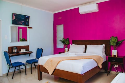 Bed, Bathroom, TV and multimedia, Coffee/tea facilities, Photo of the whole room, Seating area, Bedroom, internet, internet, towels, wardrobe, air conditioner