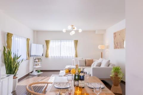 TV and multimedia, Living room, Dining area, Food, Drinks