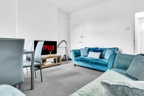 Communal lounge/ TV room, TV and multimedia, Living room, Seating area