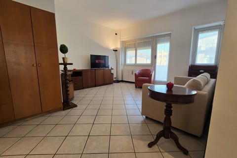 TV and multimedia, Living room, Seating area, internet