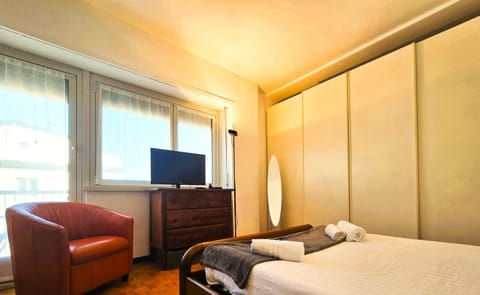 Bed, TV and multimedia, Photo of the whole room, Bedroom