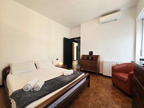 Bed, Photo of the whole room, internet, towels