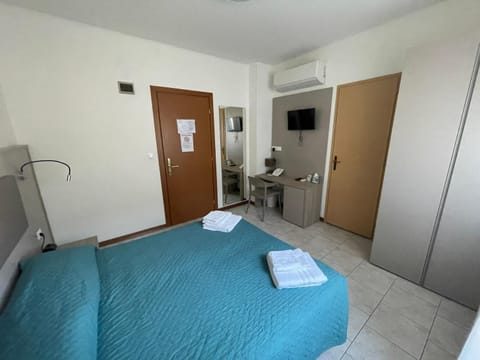 Bed, Photo of the whole room, wardrobe, air conditioner