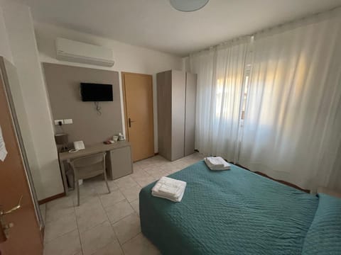 Photo of the whole room, Bedroom, wardrobe, air conditioner