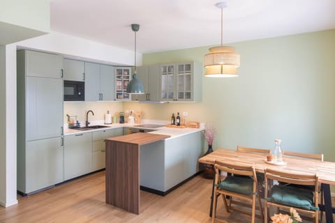 Coffee/tea facilities, Kitchen or kitchenette, Dining area, dishwasher, heating, oven, air conditioner