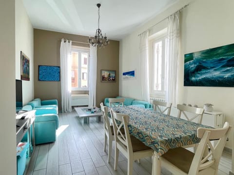 TV and multimedia, Living room, Seating area, Dining area