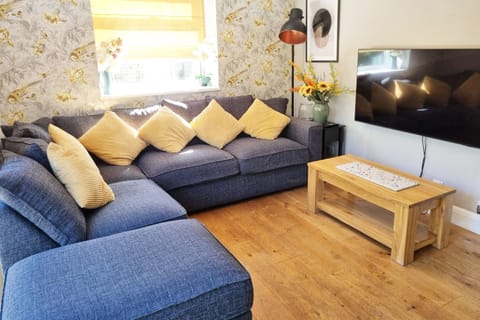 Communal lounge/ TV room, Living room, Seating area