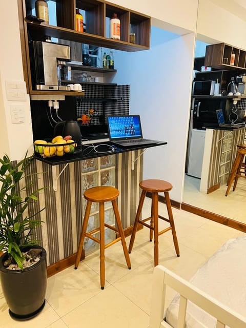 Coffee/tea facilities, Kitchen or kitchenette, Food and drinks, Dining area, oven
